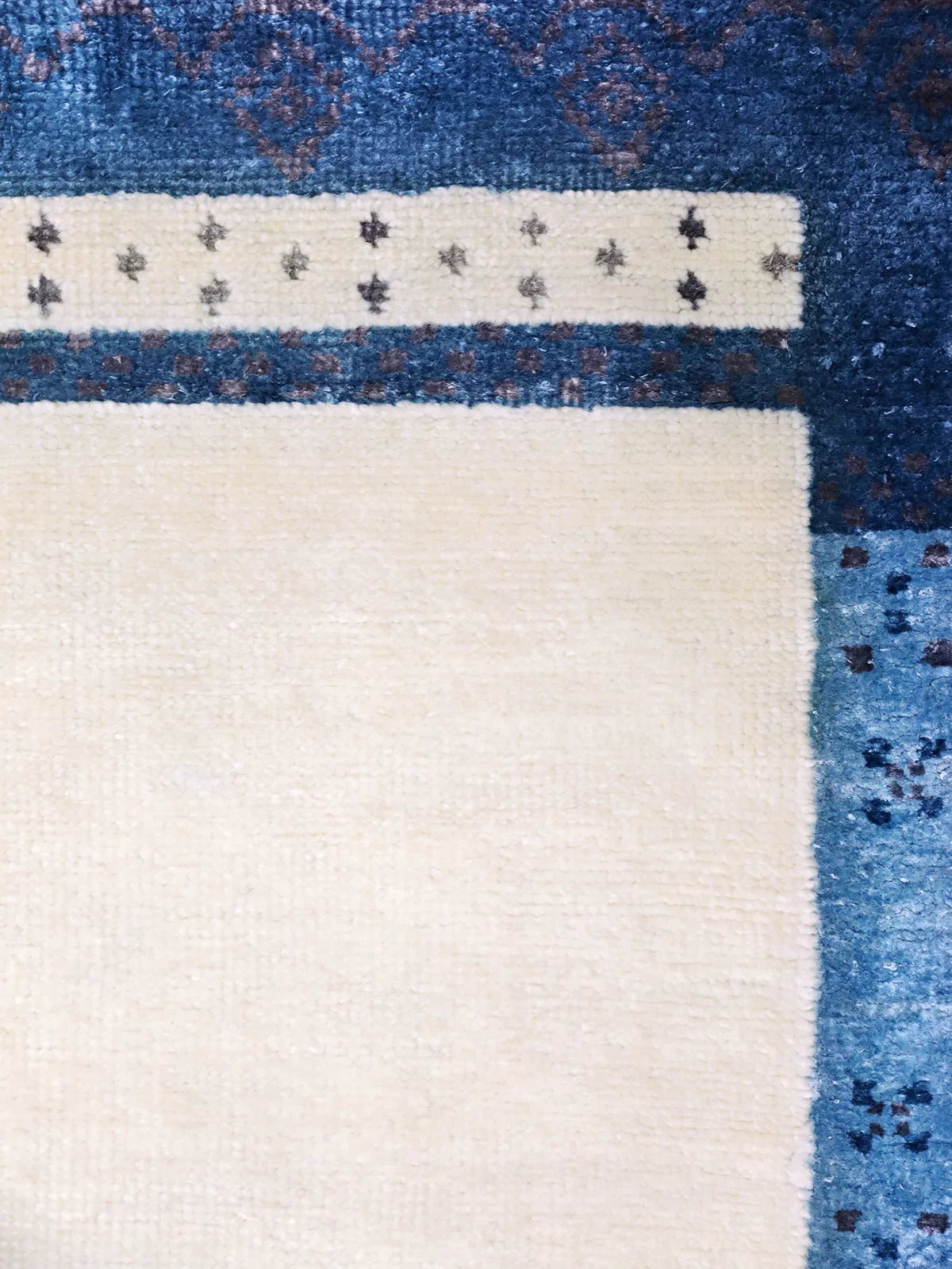 Blue Half Rug Hand-Woven Blue and cream Modern Wool Rug with Geometric Border – Rug ...